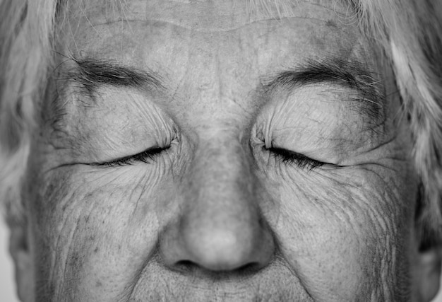 Retrato en blanco y negro de una anciana blanca con los ojos cerrados