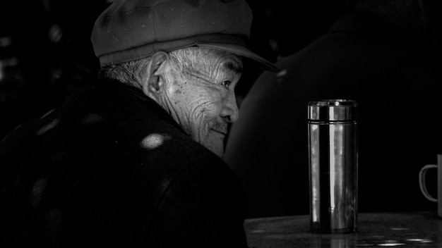 Retrato en blanco y negro del anciano