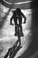 Foto gratuita retrato en blanco y negro de un atleta que participa en los deportes del campeonato olímpico