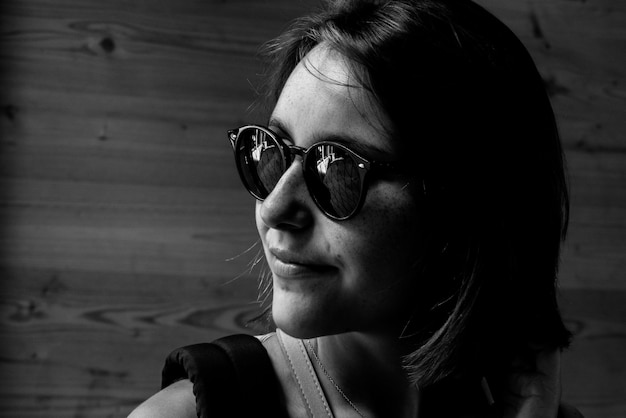 Retrato en blanco y negro de mujer con gafas de sol