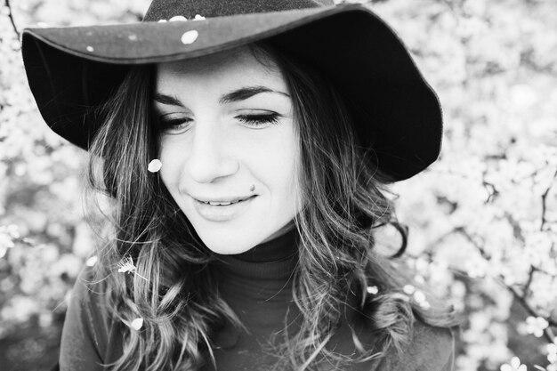 Retrato blanco y negro de mujer increíblemente hermosa y joven