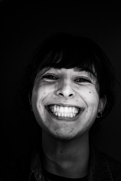 Retrato en blanco y negro de mujer sonriente