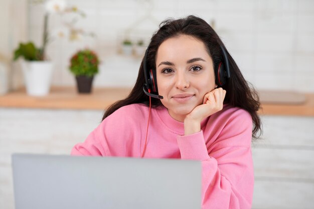 Retrato de blogger con auriculares