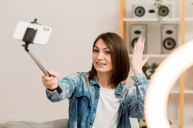 Retrato de blogger filmando en casa