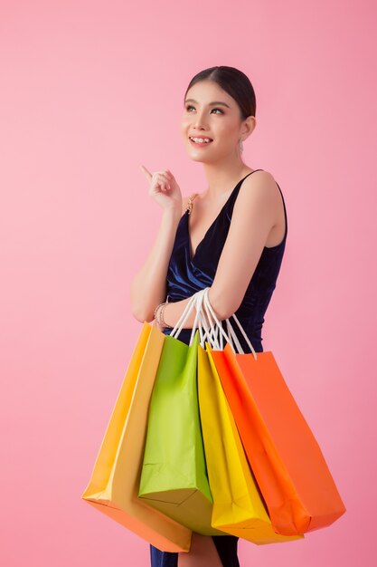 Retrato del bolso de compras sonriente feliz del control de la mujer