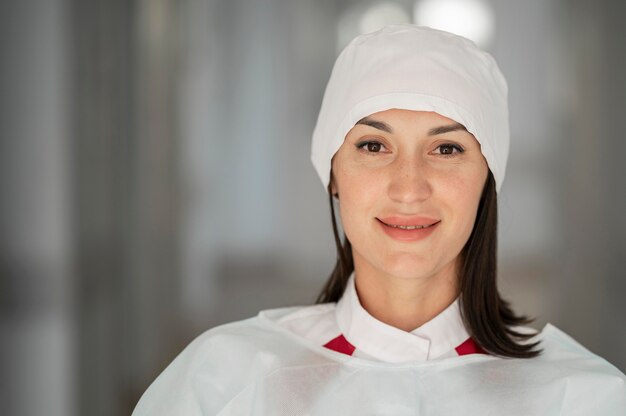 Retrato de bonita doctora en el hospital