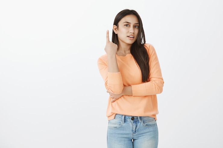 Foto gratuito retrato de una bonita morena bronceada con ropa casual