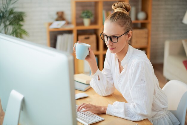 Retrato de bonita programadora en el trabajo