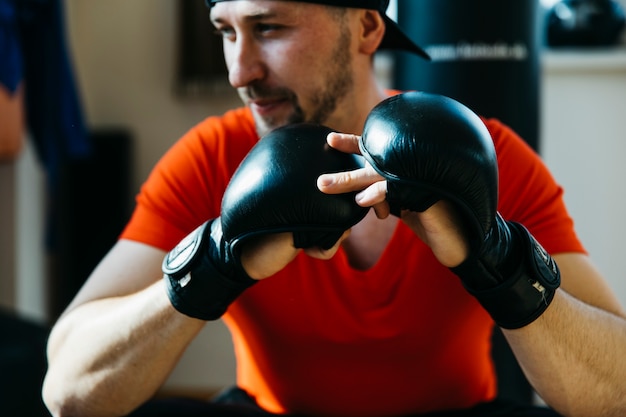 Foto gratuita retrato de boxeador en gimnasio