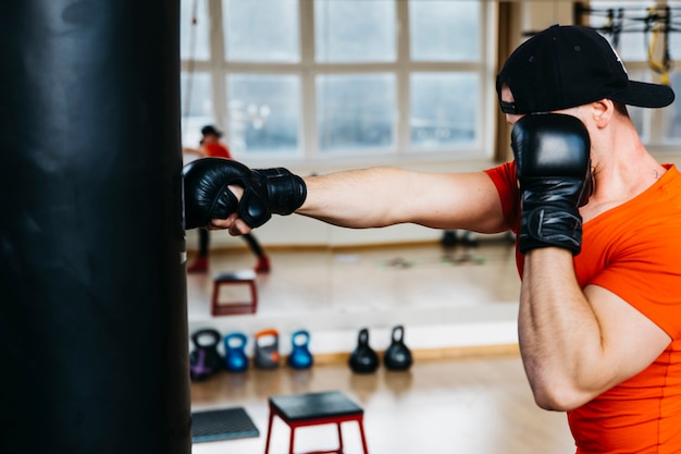 Retrato de boxeador en gimnasio