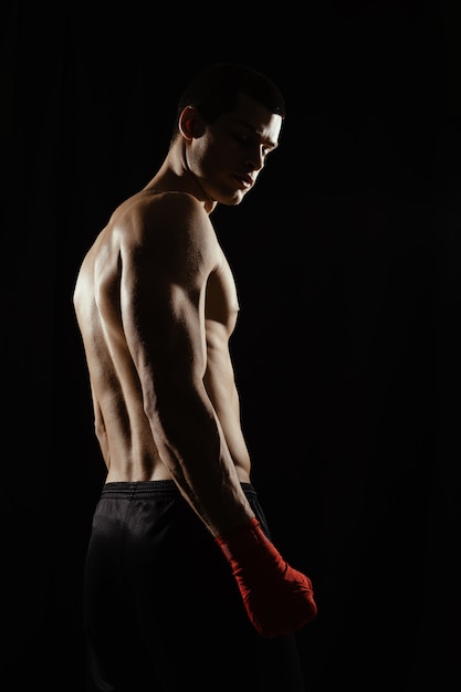 Retrato de boxeador masculino mirando por encima del hombro
