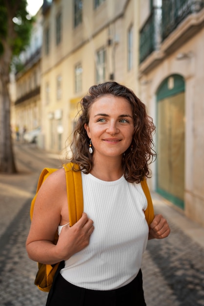 Foto gratuita retrato, de, braless, mujer, aire libre, con, mochila