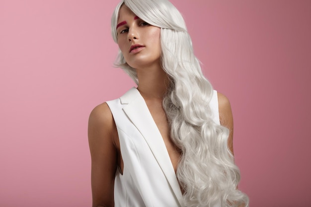 Retrato de cabello largo con curvas de color creativo de cabello gris