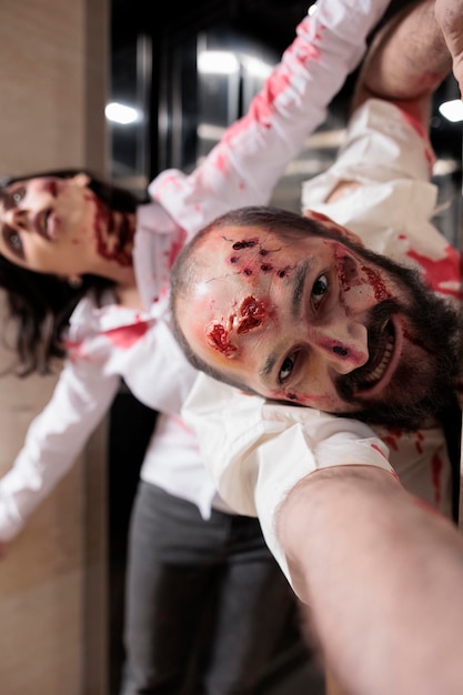 Foto gratuita retrato de un cadáver espeluznante que ataca la oficina, escapa del ascensor y luce peligroso con cicatrices sangrientas. espeluznantes zombis agresivos que son aterradores y persiguen a la gente, caminantes que comen cerebros.