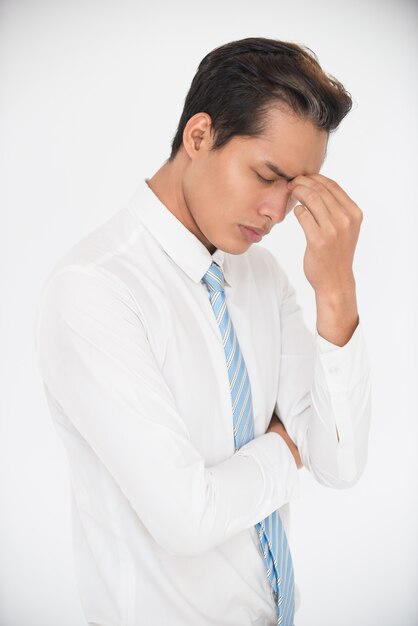 Retrato, cansado, joven, hombre de negocios, frotamiento, ojos