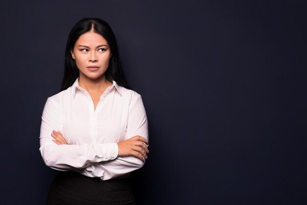 retrato, de, cansado, joven, mujer de negocios, mirar, enojado, aislado, en, fondo oscuro