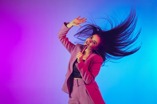 Retrato de cantante femenina en luces de neón