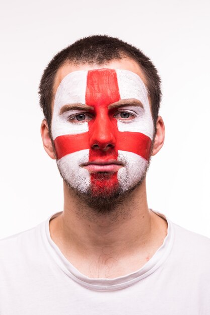 Retrato de la cara del apoyo del ventilador feliz equipo nacional de Inglaterra con la cara pintada aislado sobre fondo blanco.