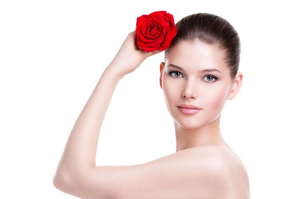 Retrato de cara bonita de mujer hermosa con una rosa roja - aislada en blanco.