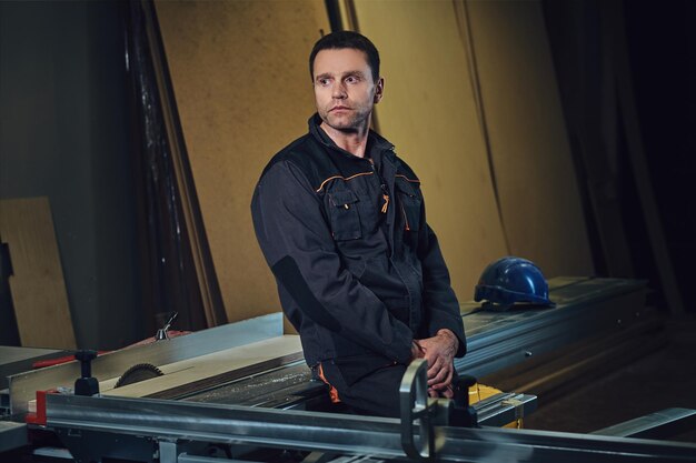 Retrato de un carpintero en un lugar de trabajo.