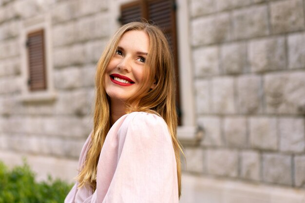 Retrato de cerca al aire libre de una mujer rubia bonita haciendo selfie primavera verano viajar en Europa Blusa femenina maquillaje de moda