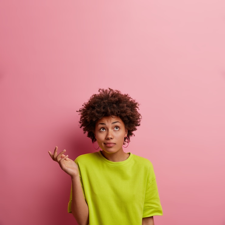 Foto gratuito retrato de cerca de una joven atractiva aislada