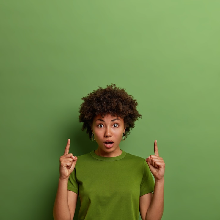 Foto gratuito retrato de cerca de una joven atractiva aislada