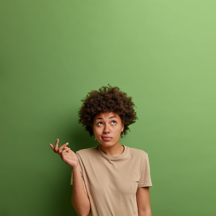 Foto gratuito retrato de cerca de una joven atractiva aislada