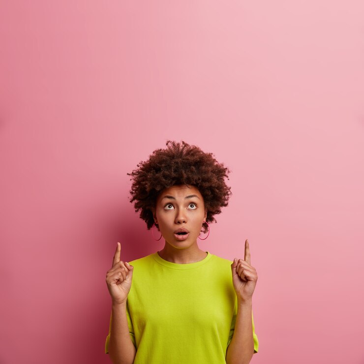 Foto gratuito retrato de cerca de una joven atractiva aislada