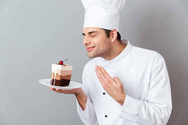 Retrato de un chef hombre satisfecho vestido con uniforme