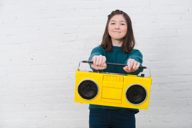 Retrato de chica adolescente con concepto de música