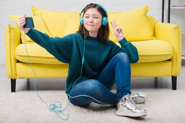 Retrato de chica adolescente con concepto de música