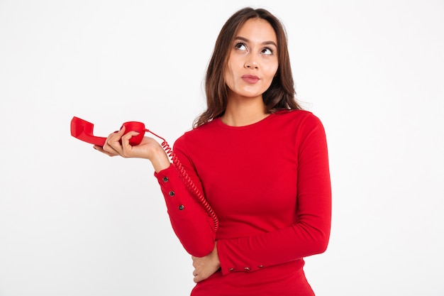 Retrato de una chica asiática bastante pensativa