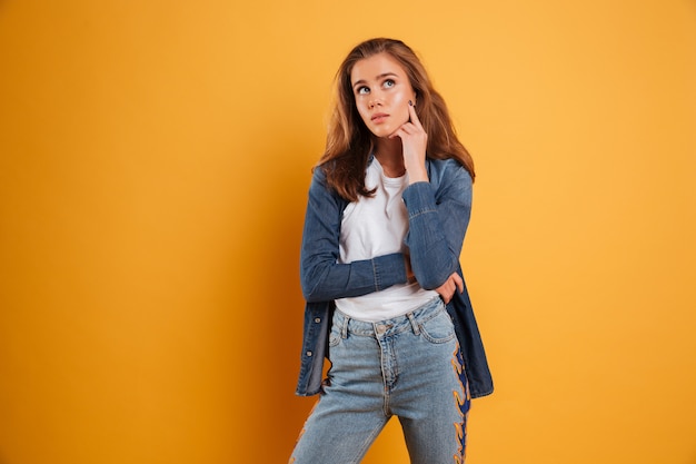 Foto gratuita retrato de una chica bastante casual pensando y mirando a otro lado