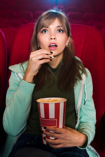 Retrato de chica en el cine