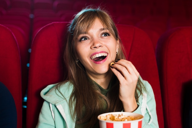 Retrato de chica en el cine