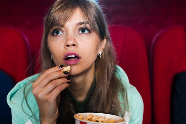 Retrato de chica en el cine