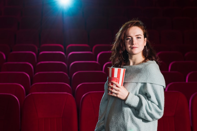 Foto gratuita retrato de chica en el cine