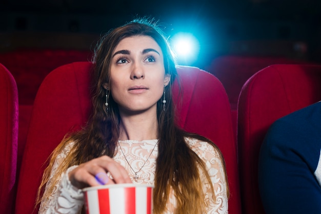 Foto gratuita retrato de chica en el cine