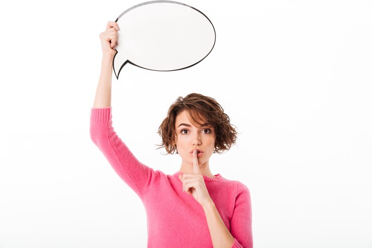 Foto gratuito retrato de una chica encantadora con una burbuja de habla en blanco