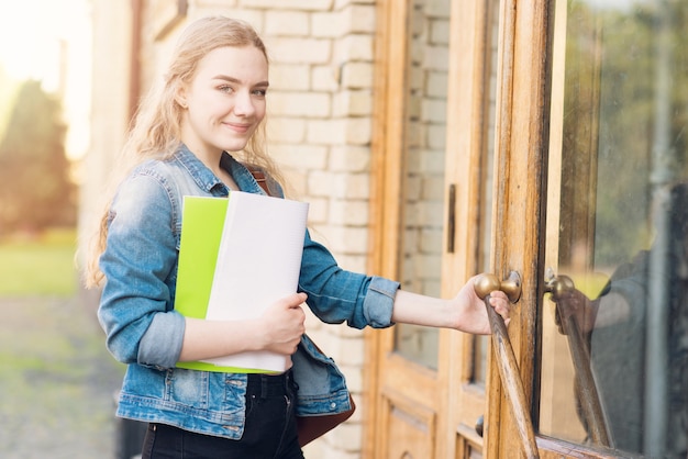 Retrato de chica enfrente de colegio