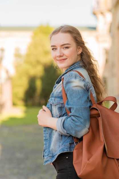 Retrato de chica enfrente de colegio