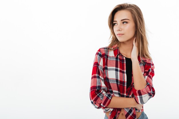 Retrato de una chica guapa casual en camisa a cuadros