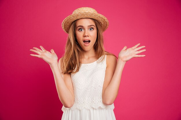 Retrato de una chica guapa emocionada vestida con vestido de verano