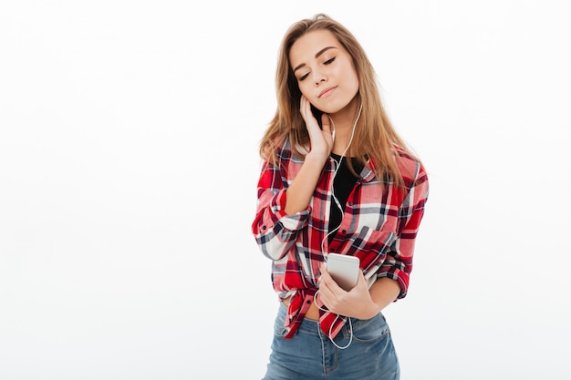 Retrato de una chica guapa satisfecha en camisa a cuadros