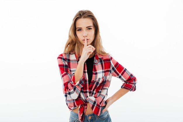 Retrato de una chica guapa seria en camisa a cuadros