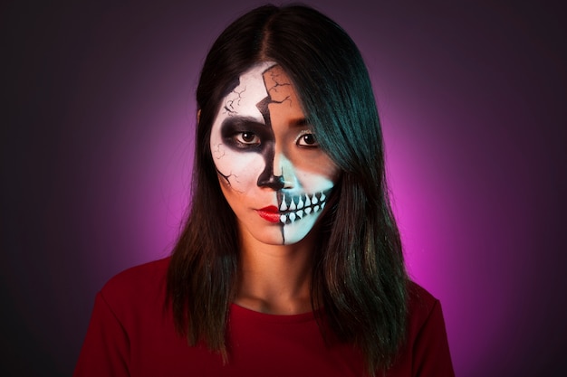 Retrato de chica con makeup y máscara de halloween