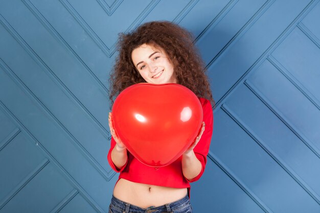 Retrato de chica morena divertida sobre fondo azul