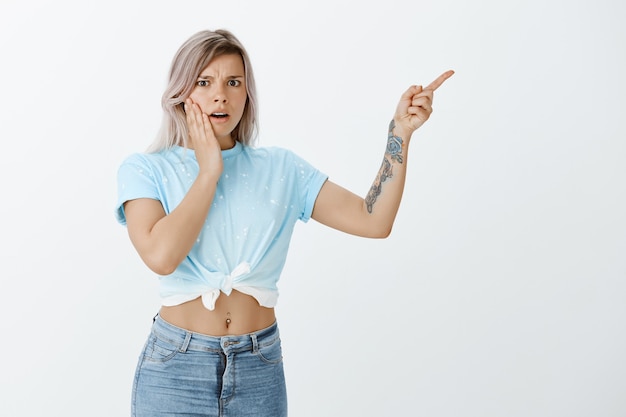 Retrato de chica rubia insegura posando en el estudio