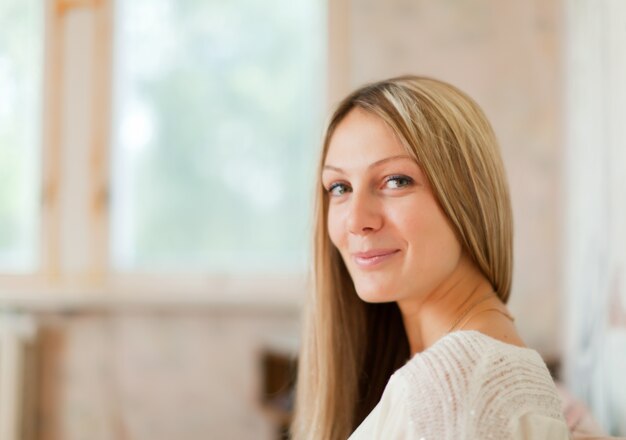 Retrato de una chica rubia de pelo largo